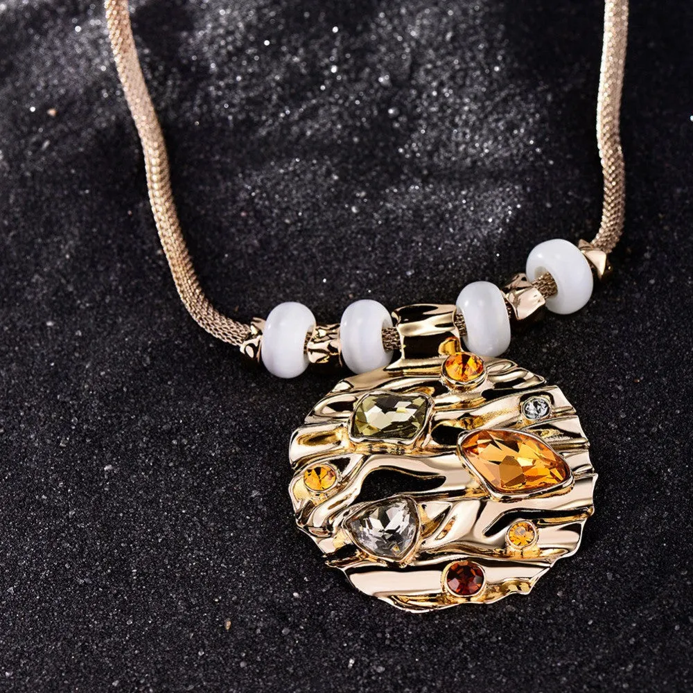 Fashion Jewelry Coffee Gold Zinc Alloy Round Pendant Necklace with Top Crystal Austrian Rhinestone and Opal Stone